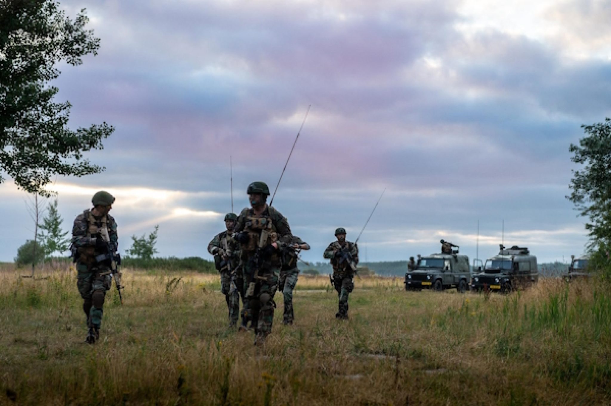 - Marnewaard / 04-07-18..- CERTIFEX oefening van het Korps Mariniers in de Marnewaard. De oefening vindt plaats in het dorp Marnehuizen...- De mannen van operations en coms gaan ook te voet voorwaards bij de opkomende zon