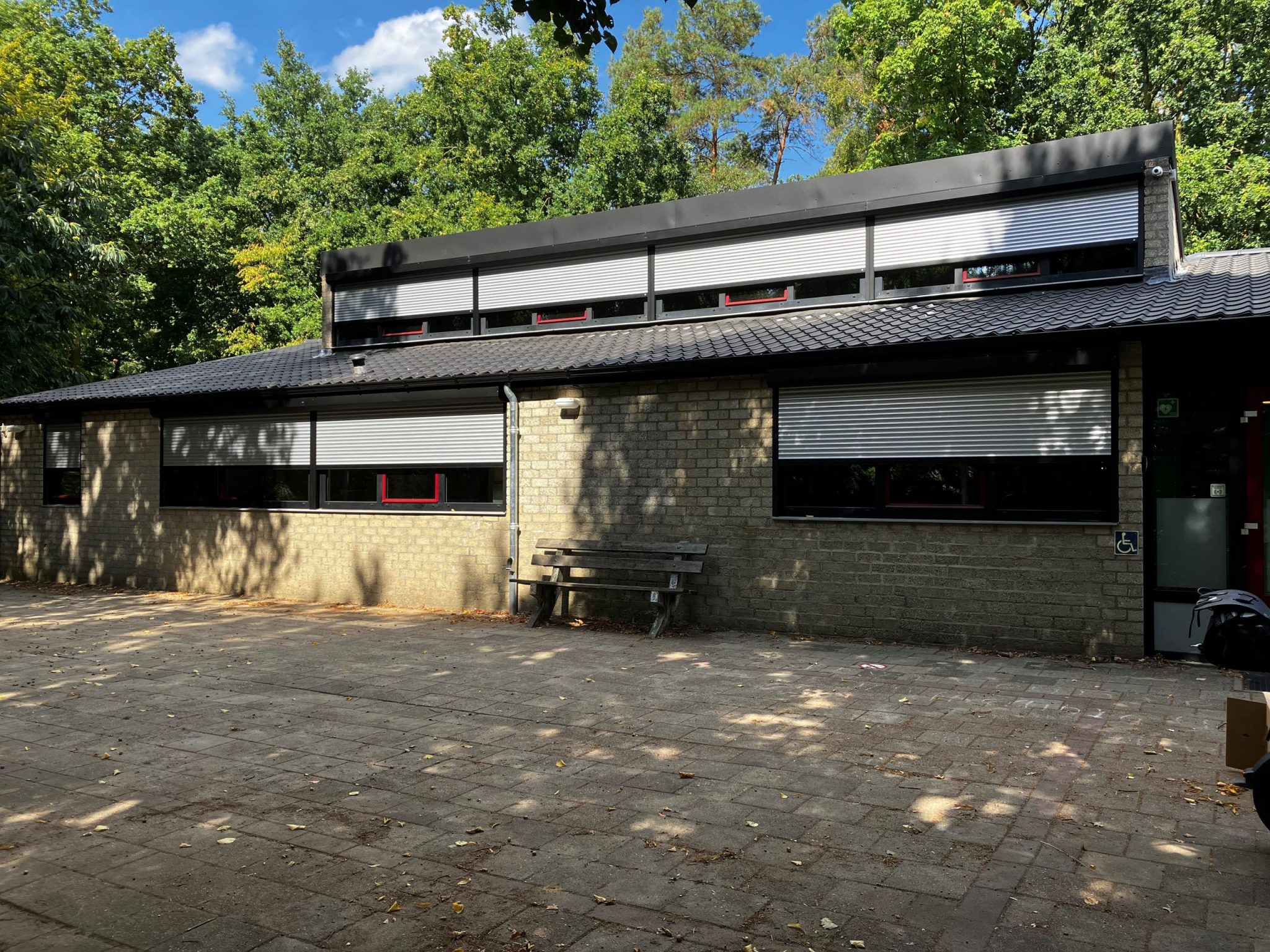 Blokhut gevel met roluiken
