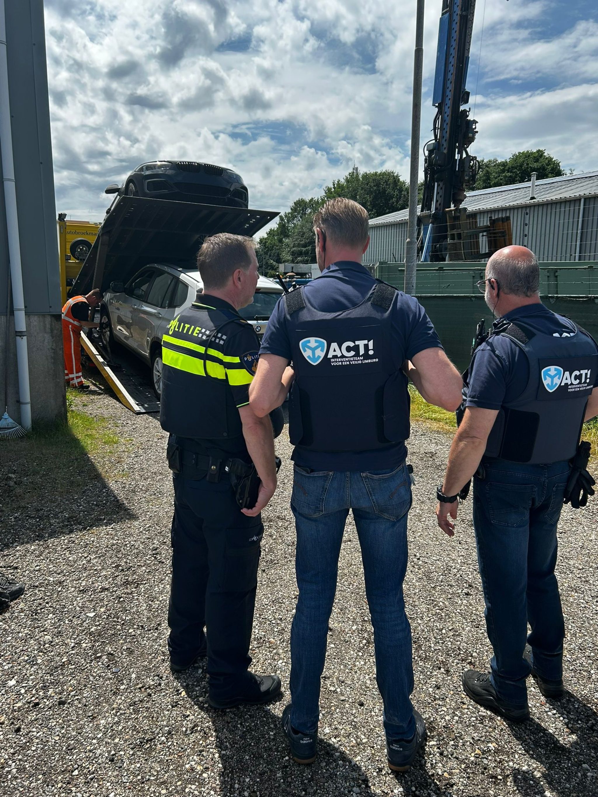 Politie Gestolen voertuigen aangetroffen bij controle in Maasbree
